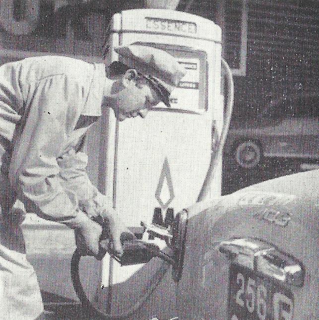 Distribution de carburant par un pompiste