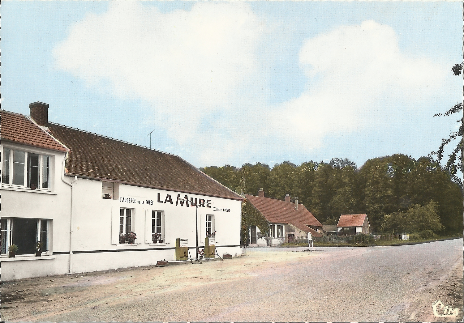 Carte postale présentant l'auberge de la Forêt de Charrin vers 1969.