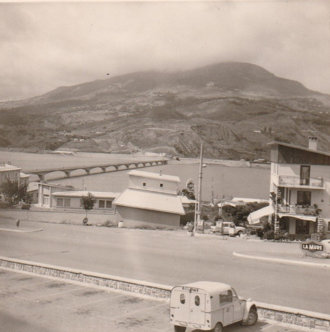 Photo d'une station La Mure à Savines-le-lac en 1966.